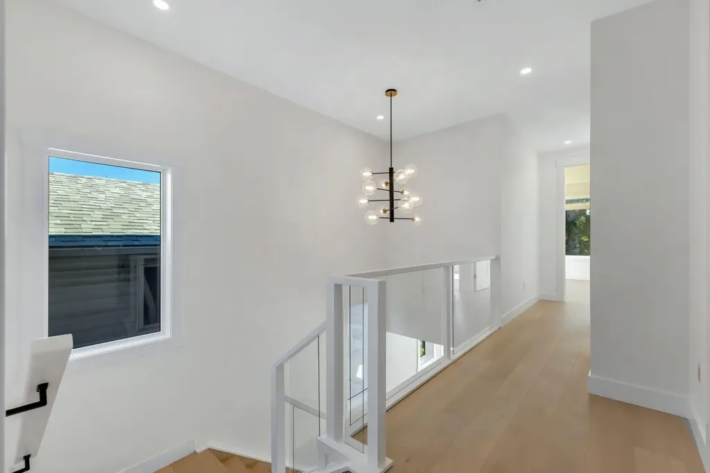 415 37 Avenue NW Calgary AB T2K 0C6