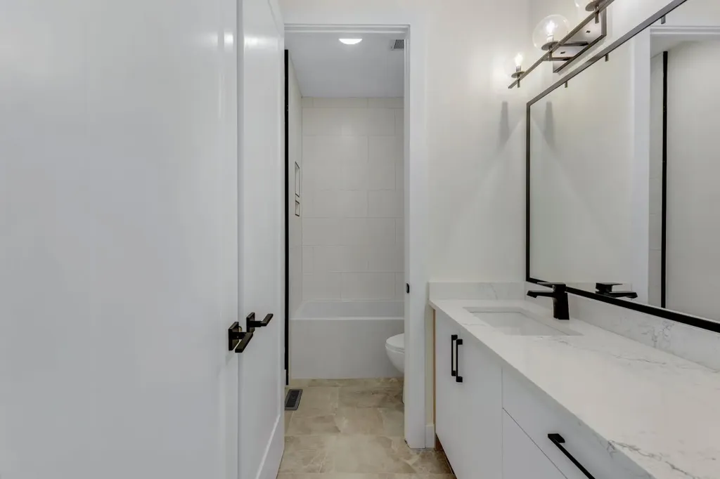 415 37 Avenue NW Calgary AB T2K 0C6