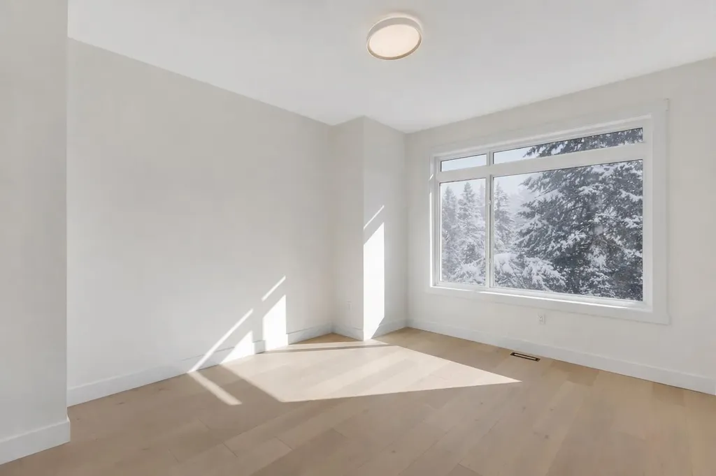 415 37 Avenue NW Calgary AB T2K 0C6