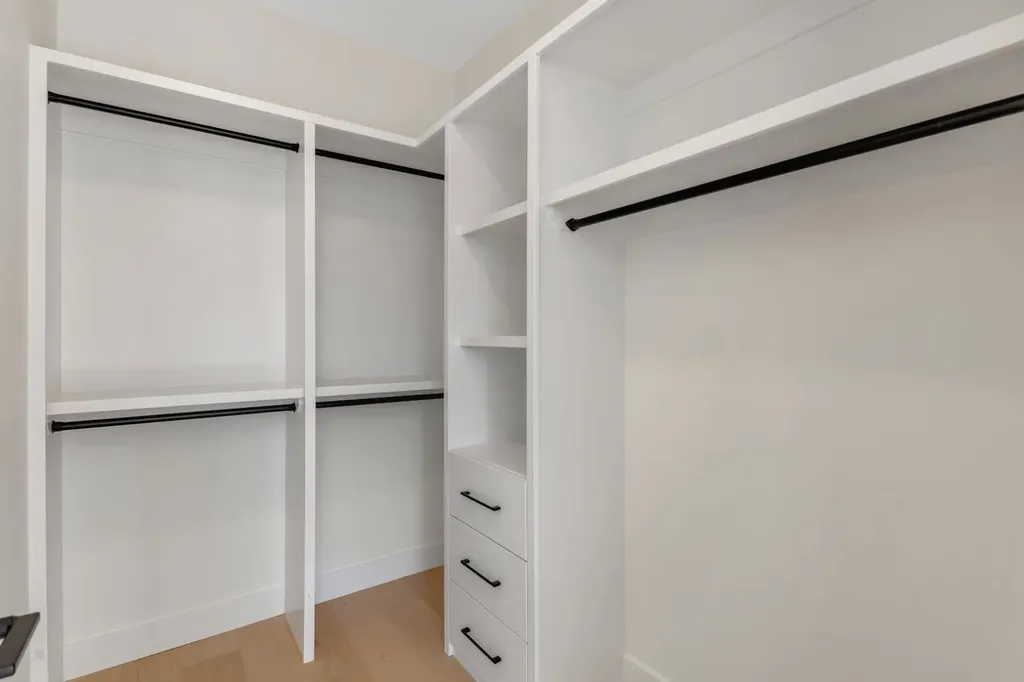 415 37 Avenue NW Calgary AB T2K 0C6