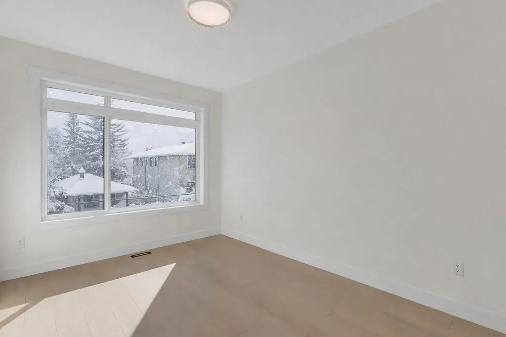 415 37 Avenue NW Calgary AB T2K 0C6