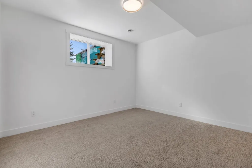 415 37 Avenue NW Calgary AB T2K 0C6