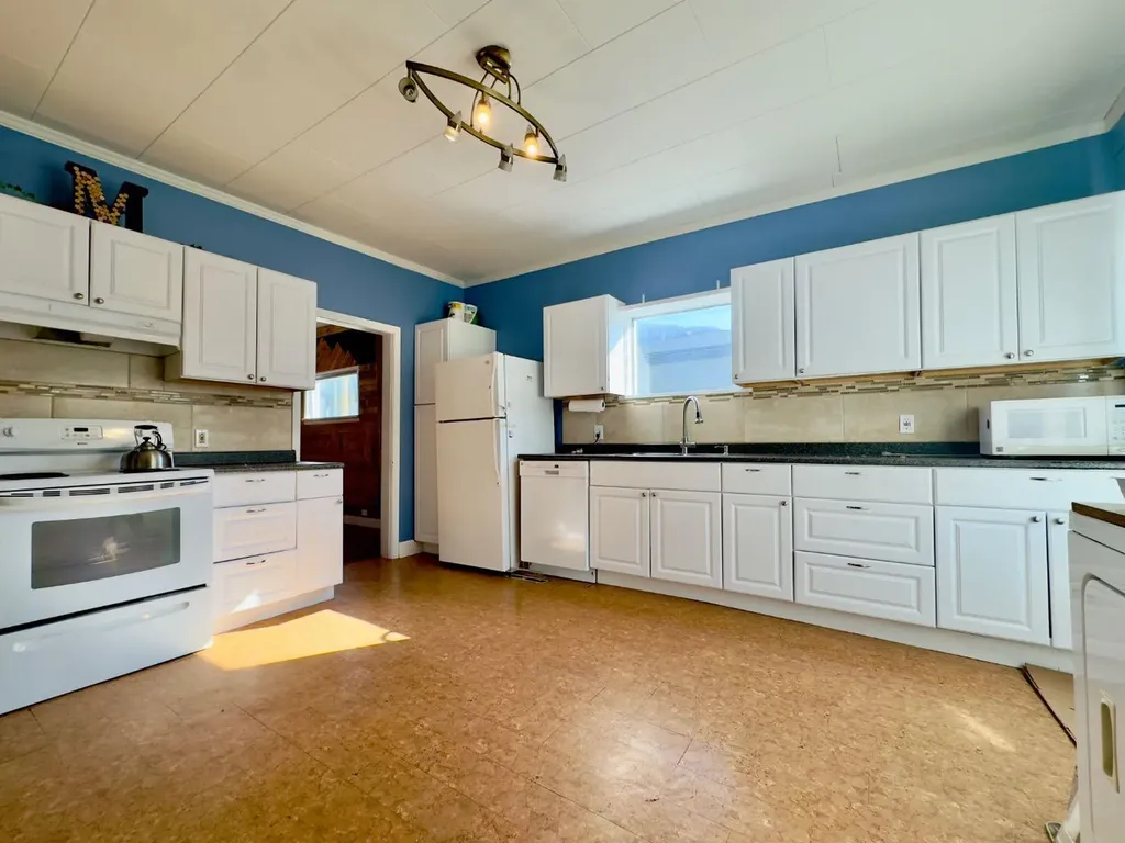 13030 21 Avenue Blairmore AB T0K0E0