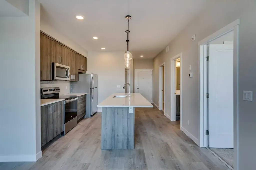 660 Shawnee Square SW Calgary AB T2Y 0X6