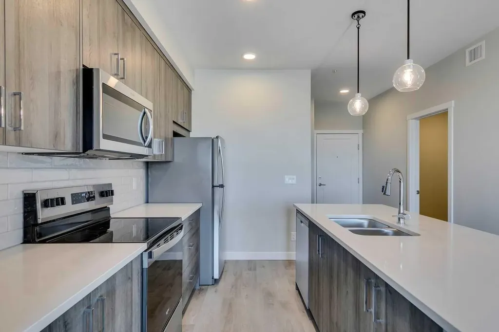 660 Shawnee Square SW Calgary AB T2Y 0X6