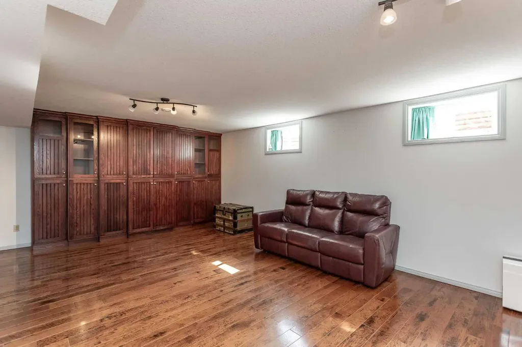 606 Pigeon Close Pelican Point AB T0B 0H0