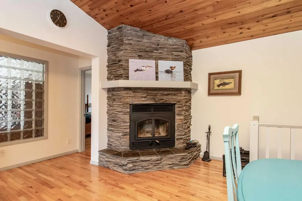 606 Pigeon Close Pelican Point AB T0B 0H0