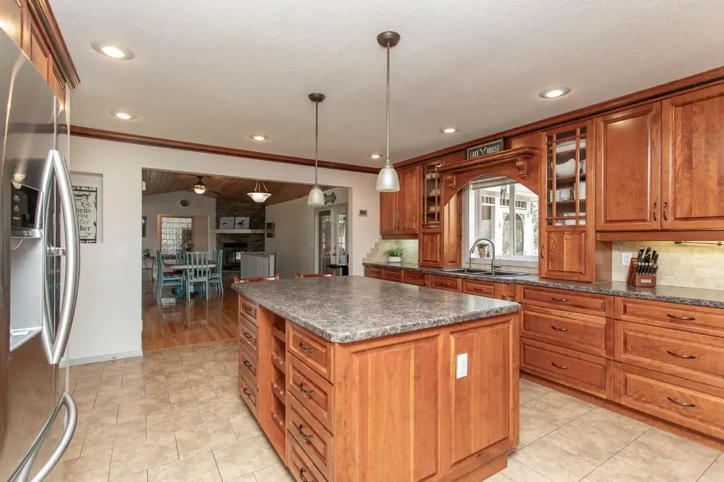 606 Pigeon Close Pelican Point AB T0B 0H0