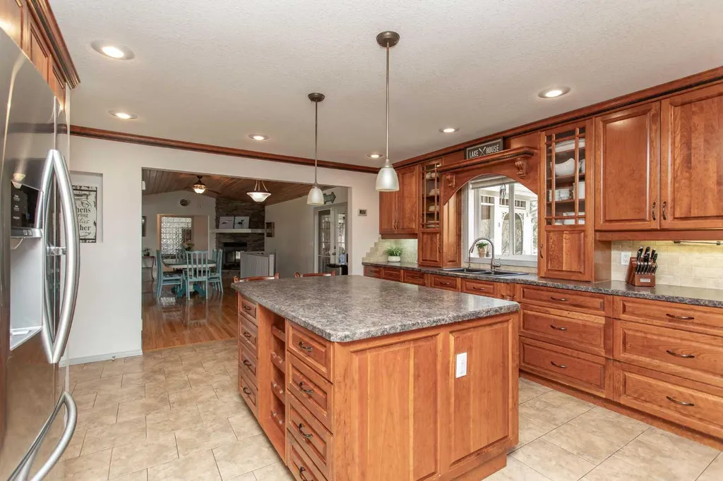606 Pigeon Close Pelican Point AB T0B 0H0