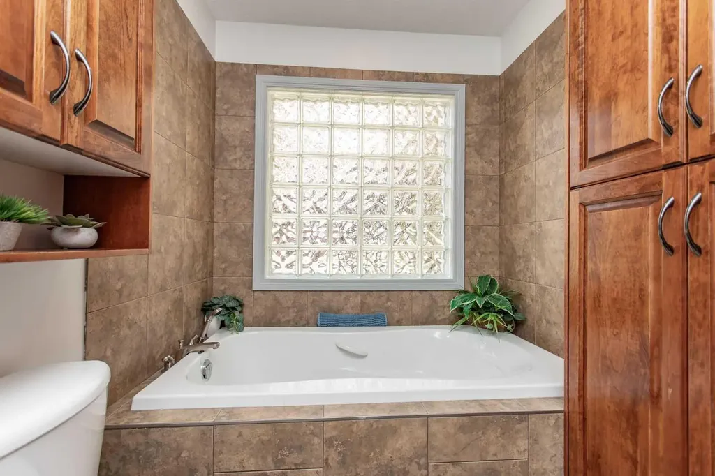 606 Pigeon Close Pelican Point AB T0B 0H0