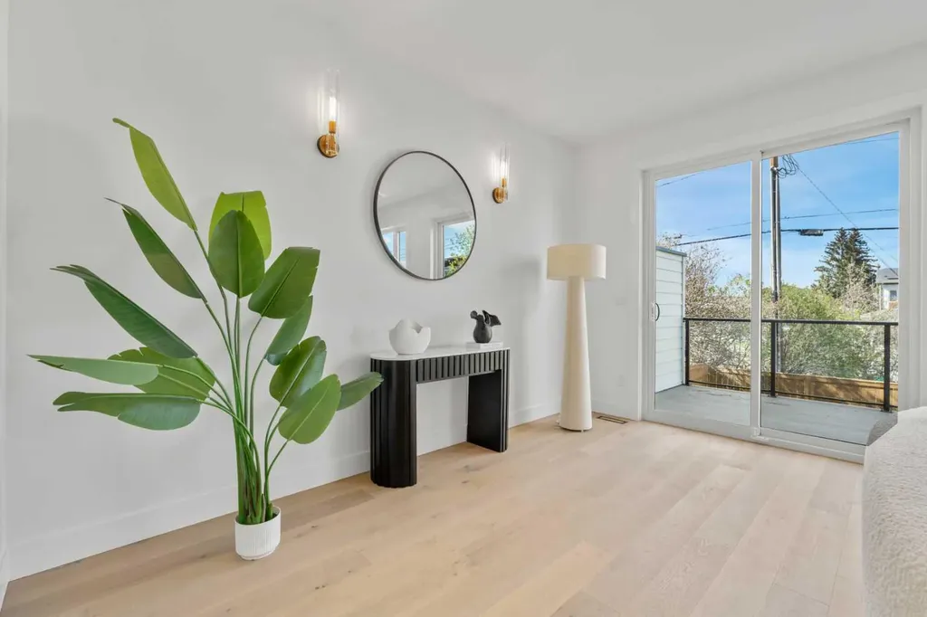 422 36 Avenue NW Calgary AB T2K 0C3