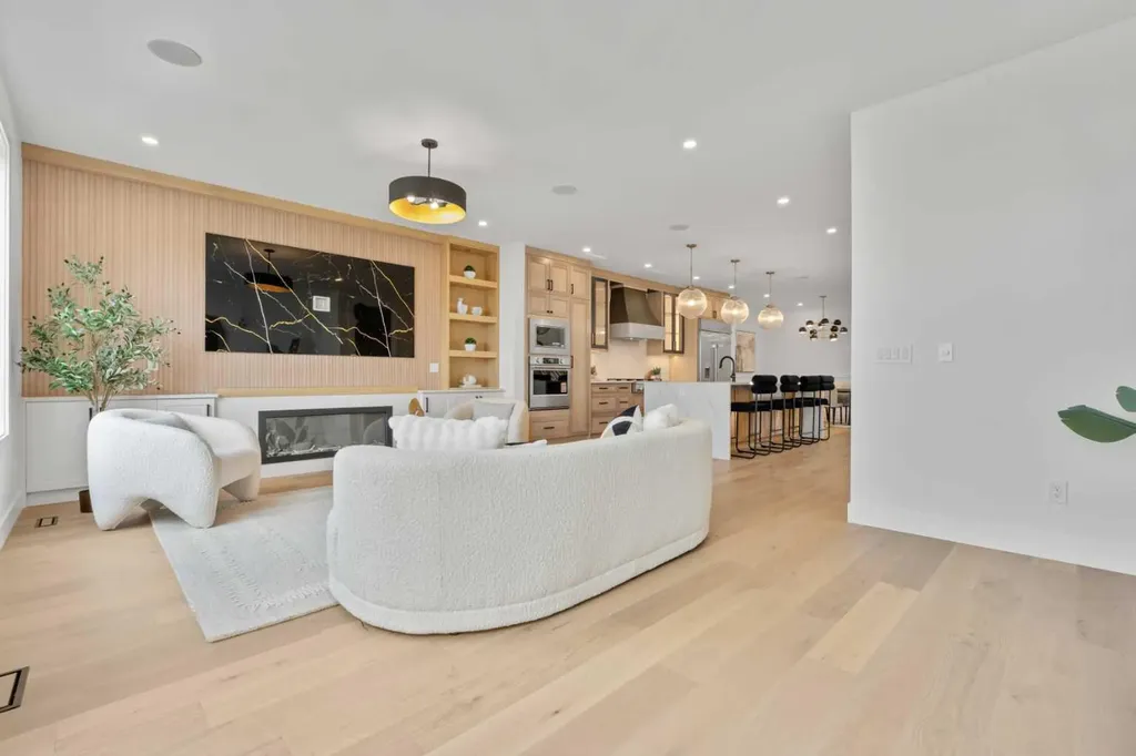 422 36 Avenue NW Calgary AB T2K 0C3