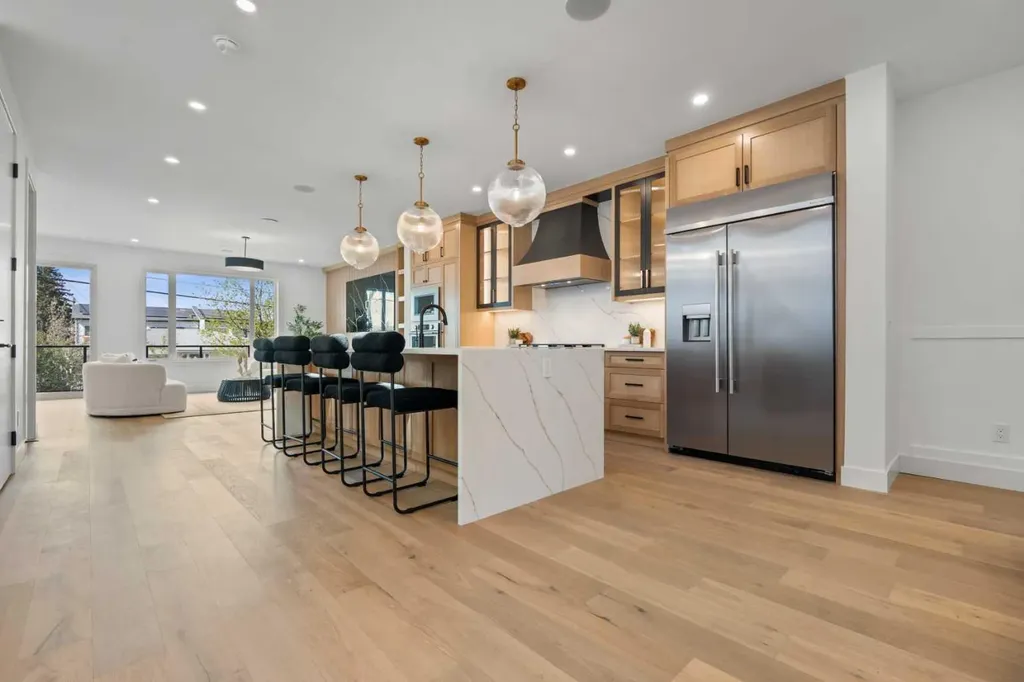 422 36 Avenue NW Calgary AB T2K 0C3