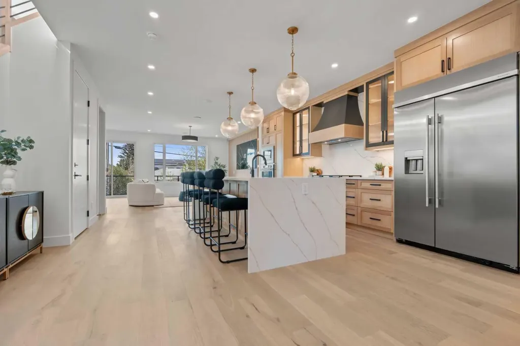 422 36 Avenue NW Calgary AB T2K 0C3