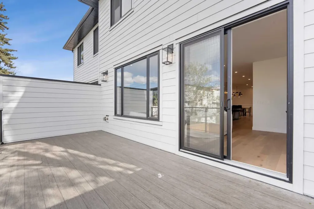 422 36 Avenue NW Calgary AB T2K 0C3