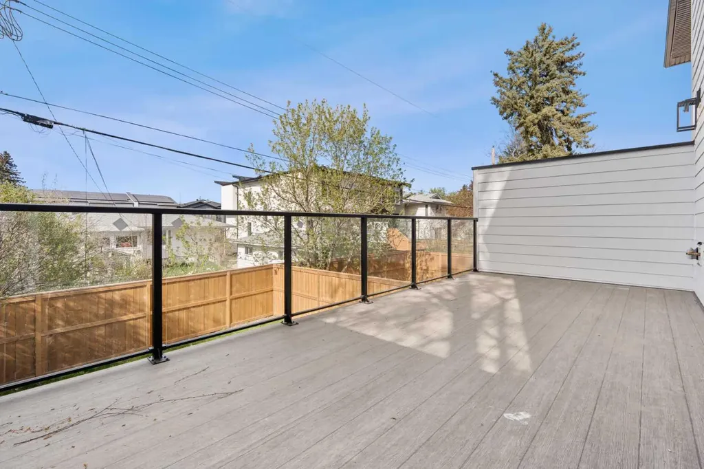 422 36 Avenue NW Calgary AB T2K 0C3