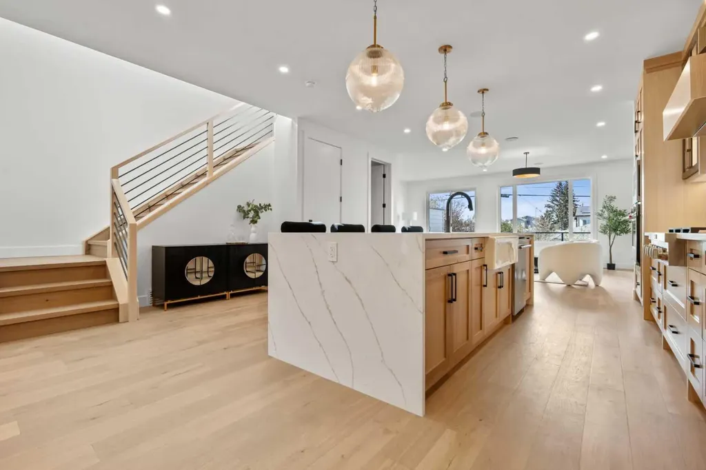 422 36 Avenue NW Calgary AB T2K 0C3
