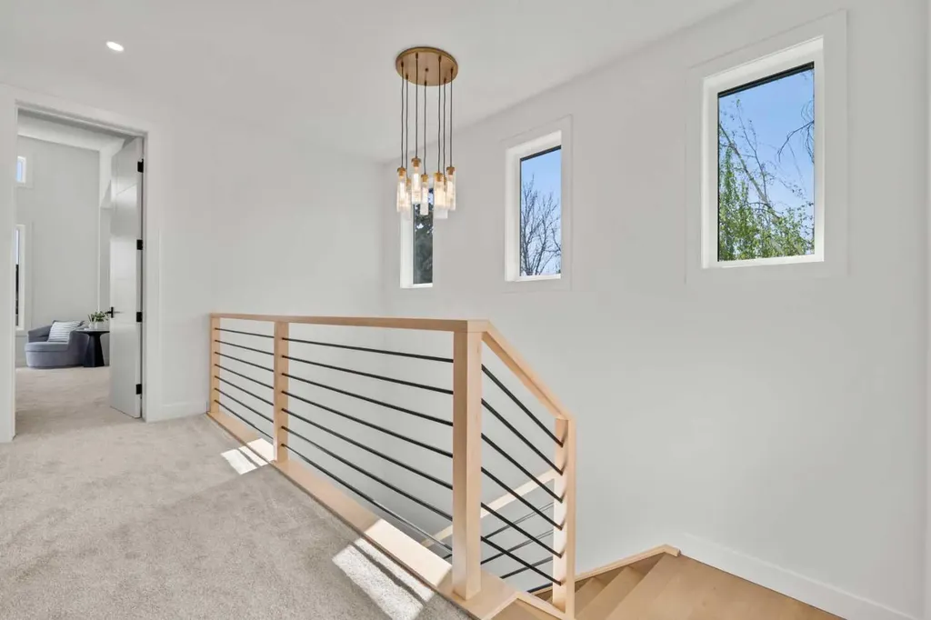 422 36 Avenue NW Calgary AB T2K 0C3
