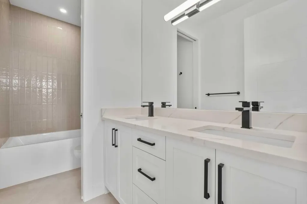 422 36 Avenue NW Calgary AB T2K 0C3