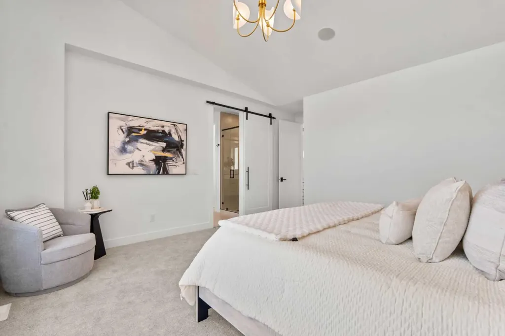 422 36 Avenue NW Calgary AB T2K 0C3