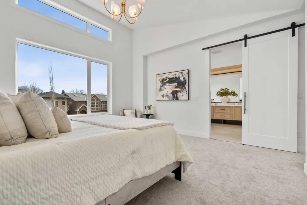422 36 Avenue NW Calgary AB T2K 0C3