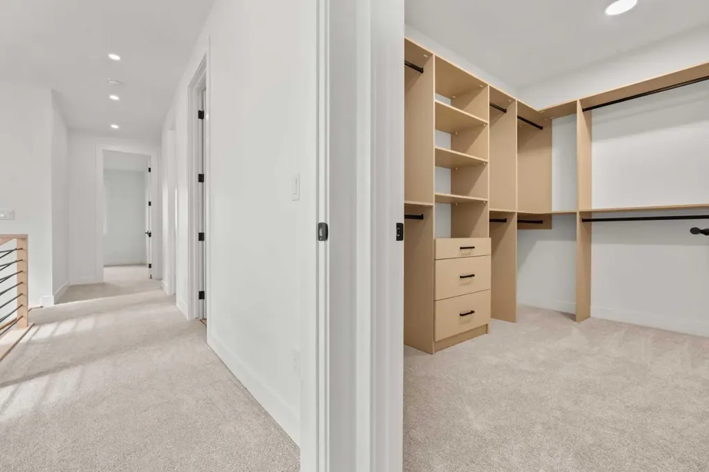 422 36 Avenue NW Calgary AB T2K 0C3