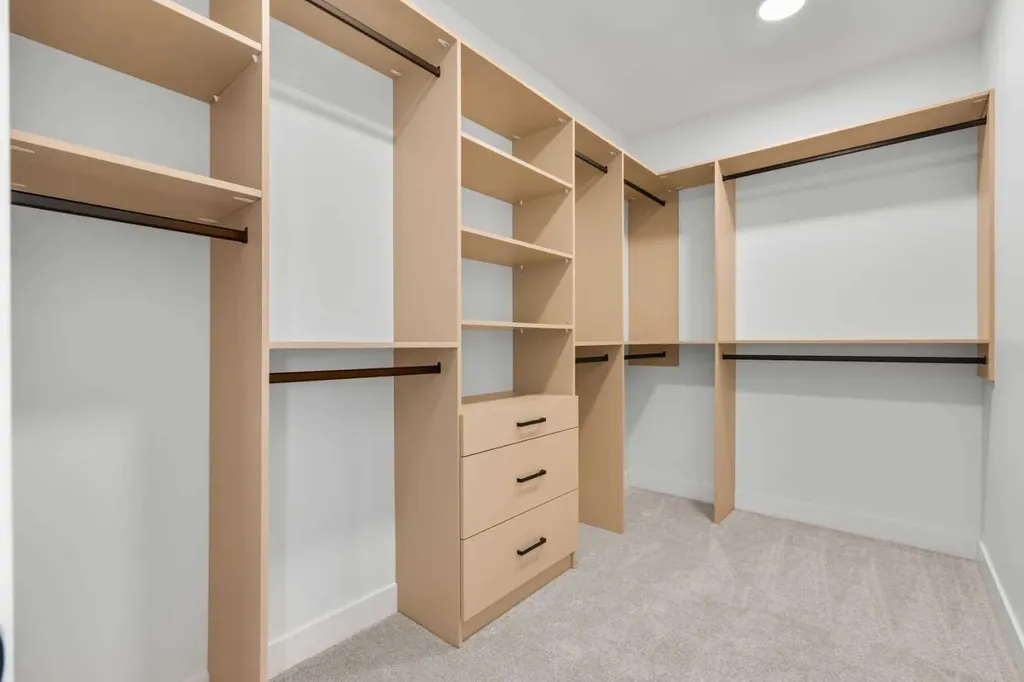 422 36 Avenue NW Calgary AB T2K 0C3