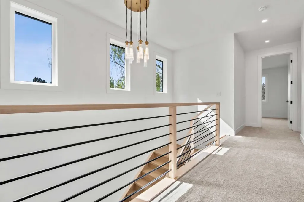 422 36 Avenue NW Calgary AB T2K 0C3