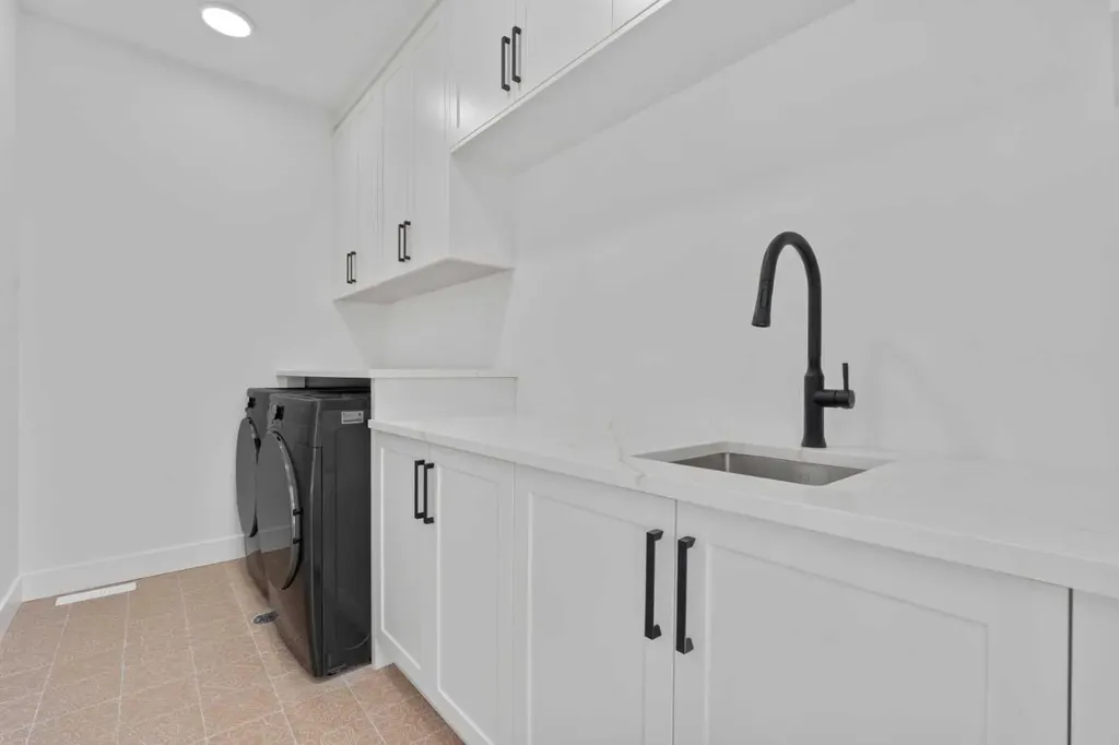 422 36 Avenue NW Calgary AB T2K 0C3