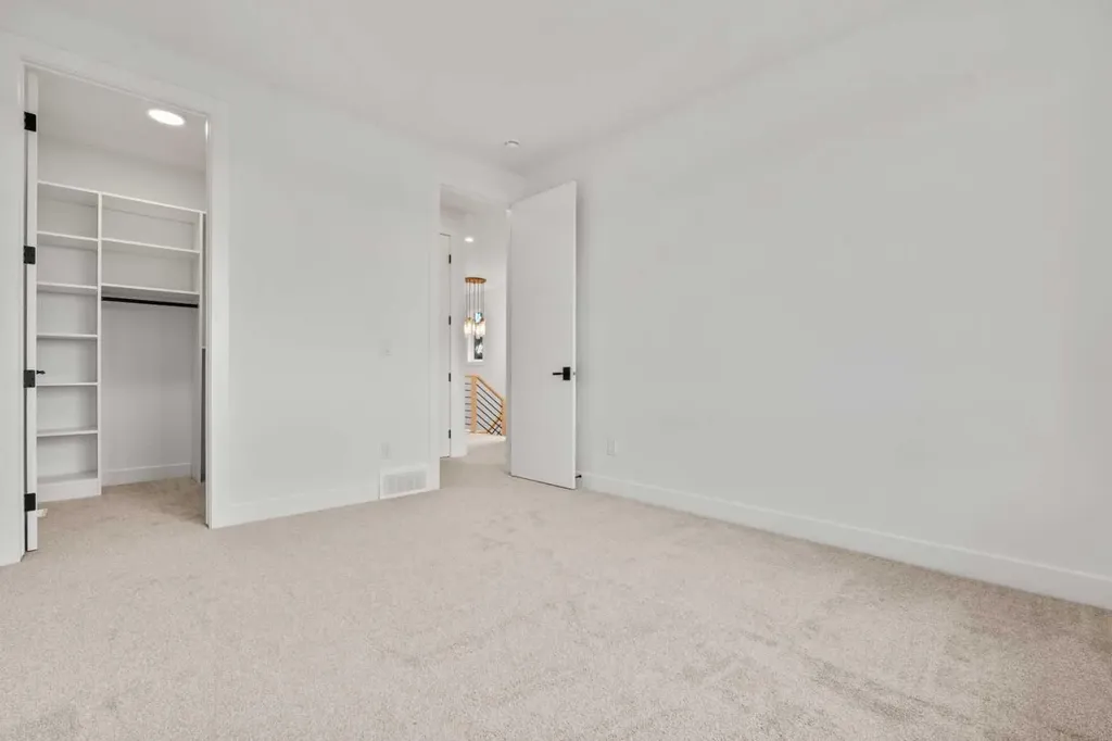 422 36 Avenue NW Calgary AB T2K 0C3