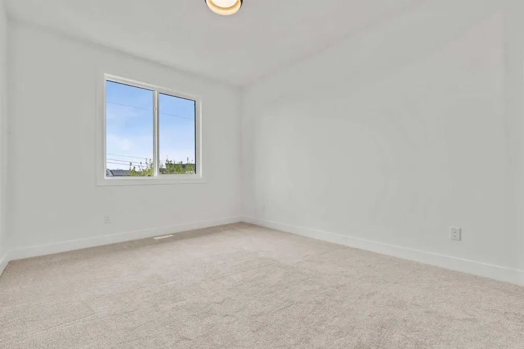422 36 Avenue NW Calgary AB T2K 0C3
