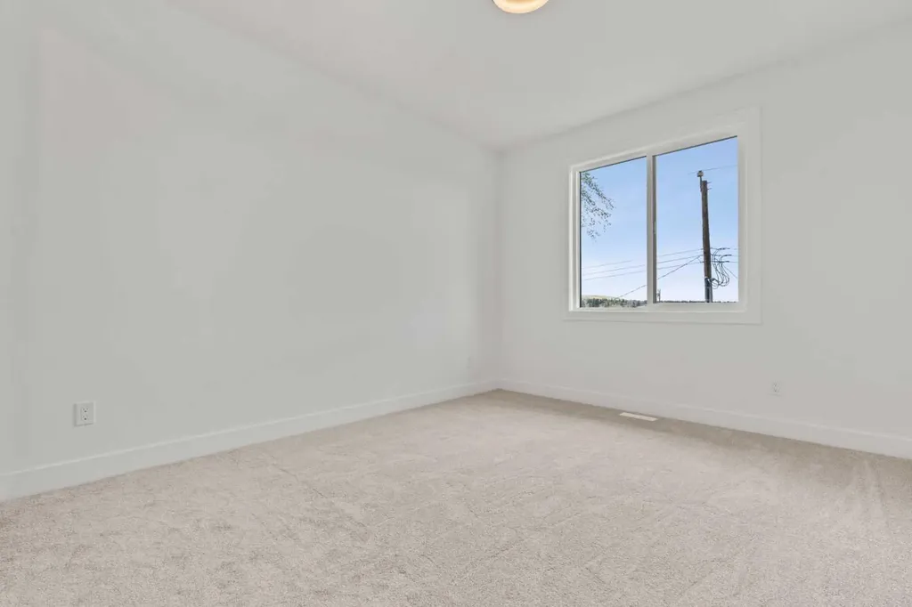 422 36 Avenue NW Calgary AB T2K 0C3