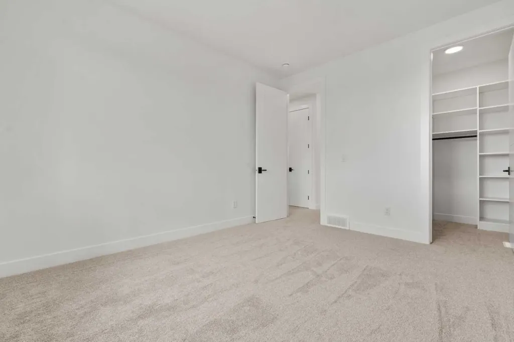 422 36 Avenue NW Calgary AB T2K 0C3