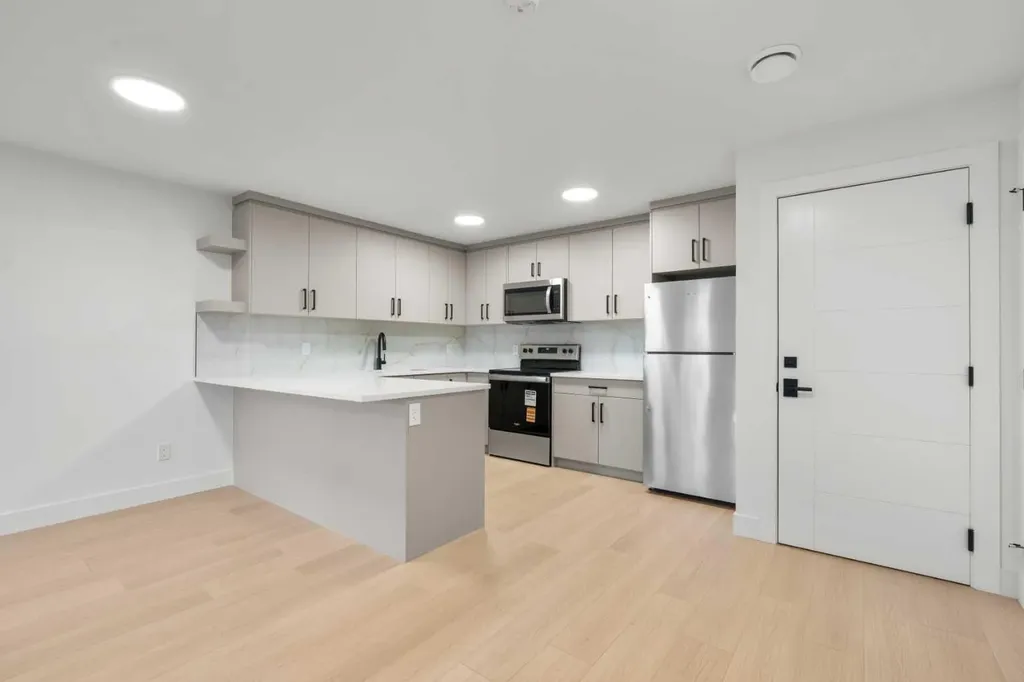 422 36 Avenue NW Calgary AB T2K 0C3