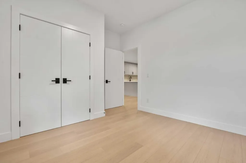 422 36 Avenue NW Calgary AB T2K 0C3