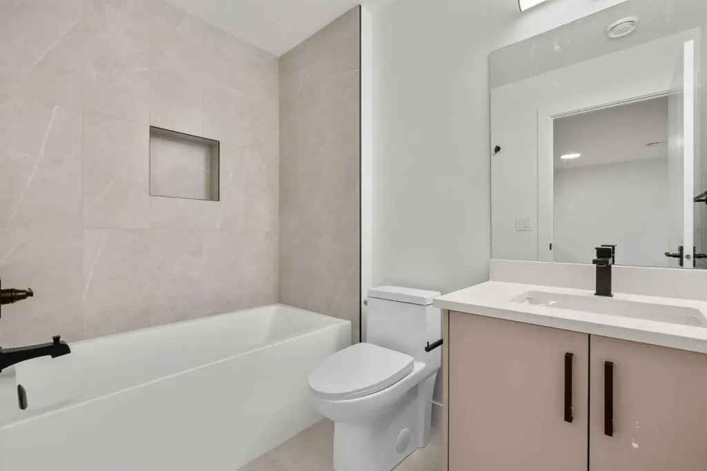 422 36 Avenue NW Calgary AB T2K 0C3