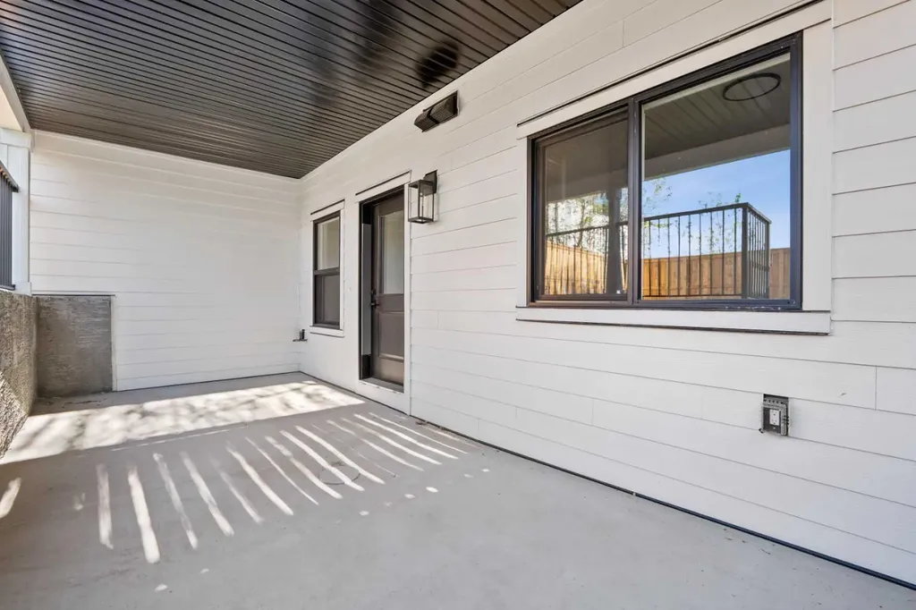 422 36 Avenue NW Calgary AB T2K 0C3