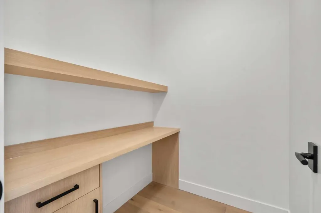 422 36 Avenue NW Calgary AB T2K 0C3