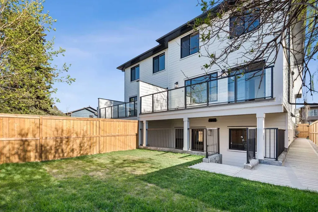 422 36 Avenue NW Calgary AB T2K 0C3