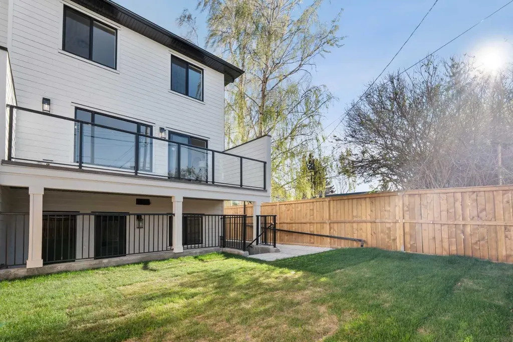 422 36 Avenue NW Calgary AB T2K 0C3