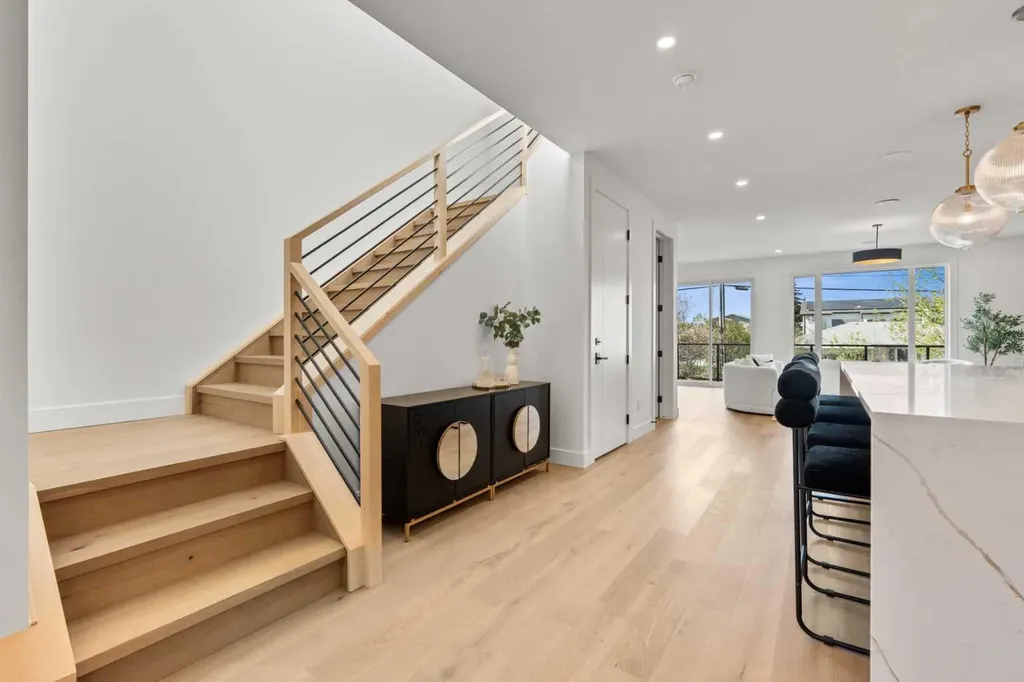 422 36 Avenue NW Calgary AB T2K 0C3