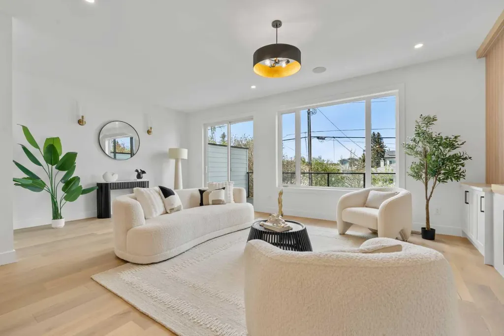 422 36 Avenue NW Calgary AB T2K 0C3