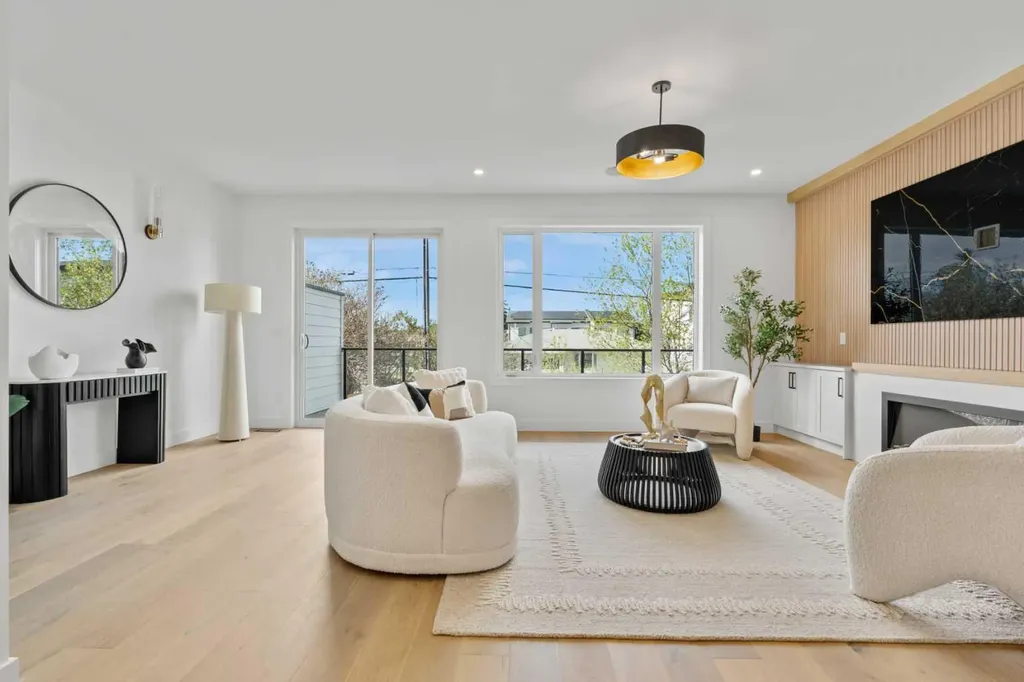 422 36 Avenue NW Calgary AB T2K 0C3