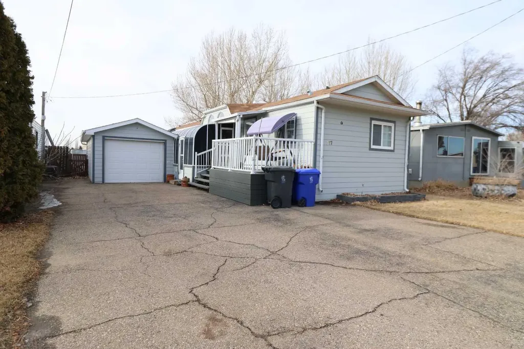 317 4 Street Bow Island AB T0K 0G0
