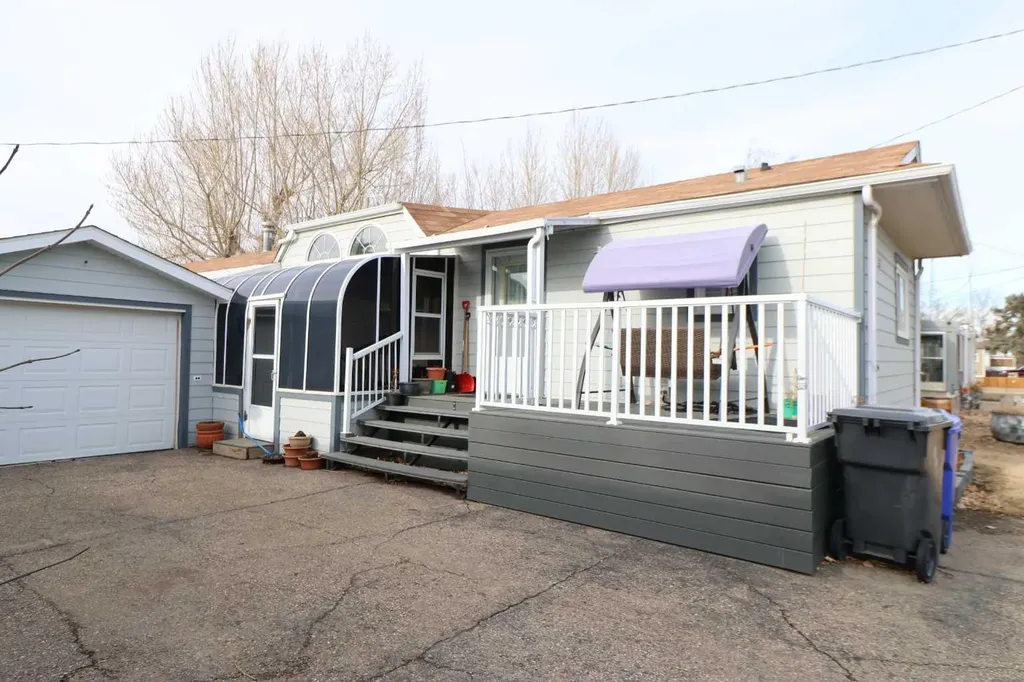 317 4 Street Bow Island AB T0K 0G0