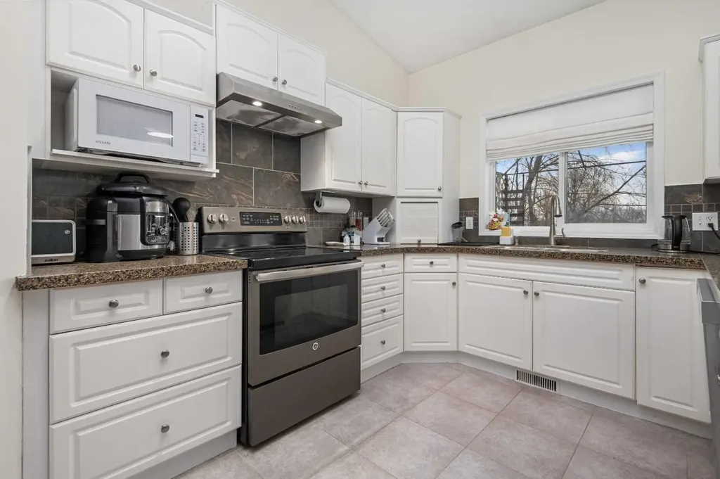 704 Woodside Drive Airdrie AB T4B2G9