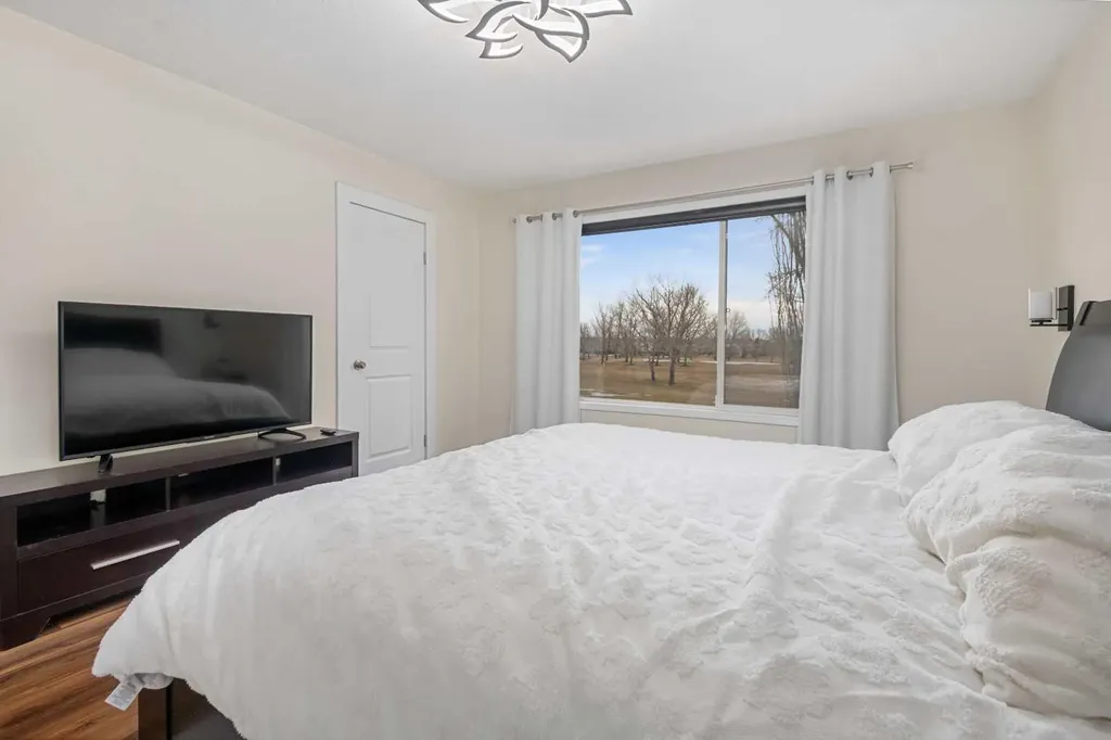 704 Woodside Drive Airdrie AB T4B2G9