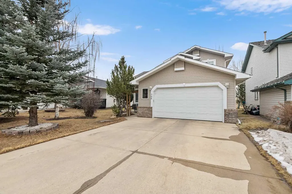 704 Woodside Drive Airdrie AB T4B2G9