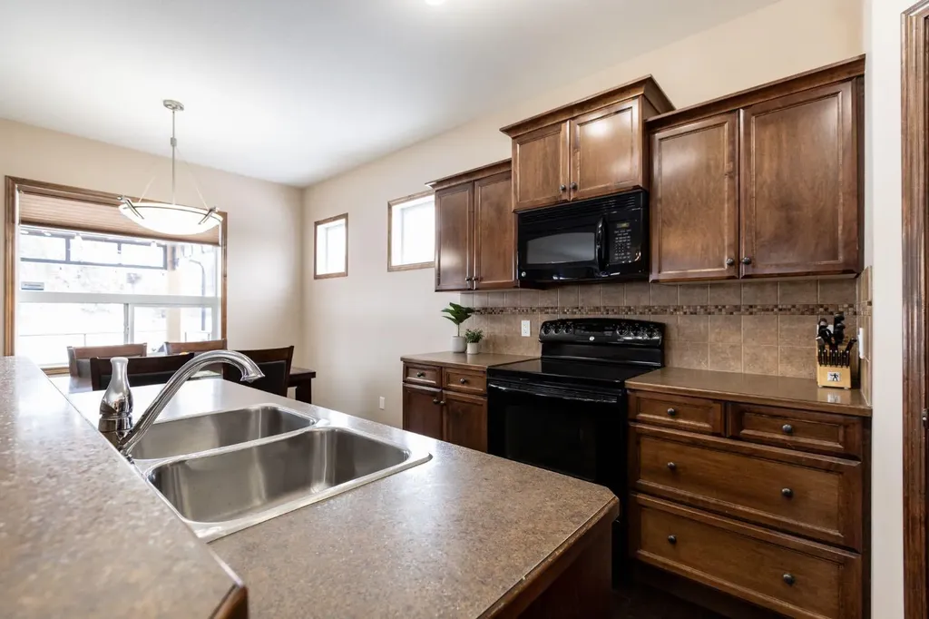 4828 55 Boulevard Close Innisfail AB T4G 0A2