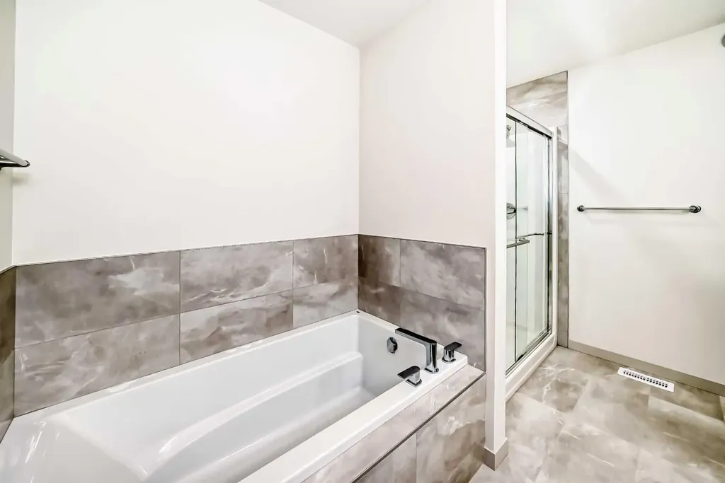 31 Lucas Passage NW Calgary AB T3P 1Z4